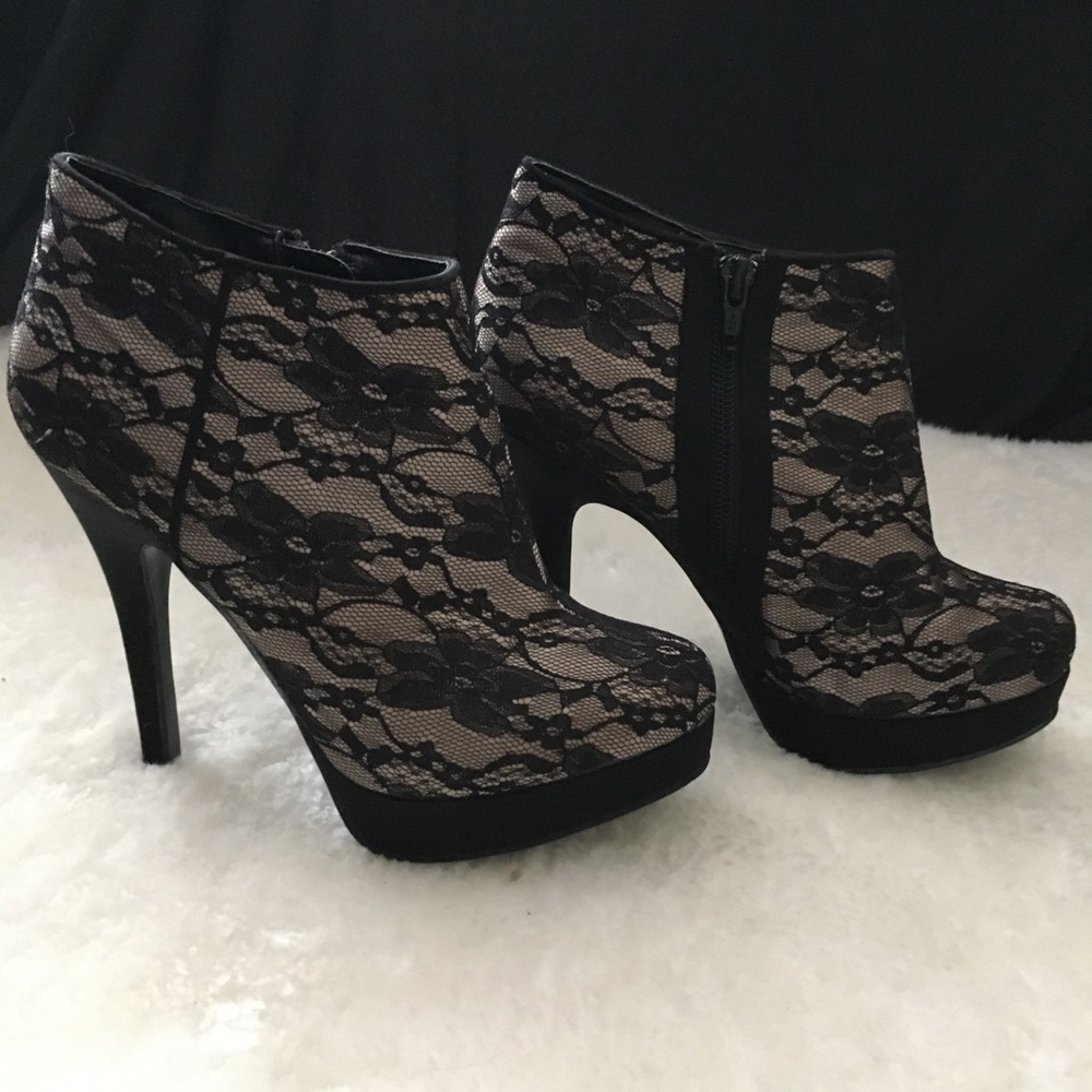 🌸STUNNING SATIN LACE BOOTIE🌸